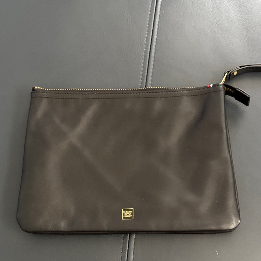 Herschel Supply Company Black wrist bag
approx. 7x10 inches